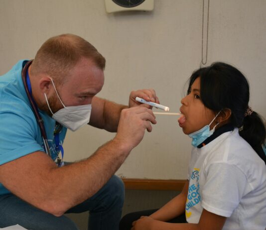 목 감기로 인한 불편함을 완화하는 효과적인 자가 돌봄 방법과 조치