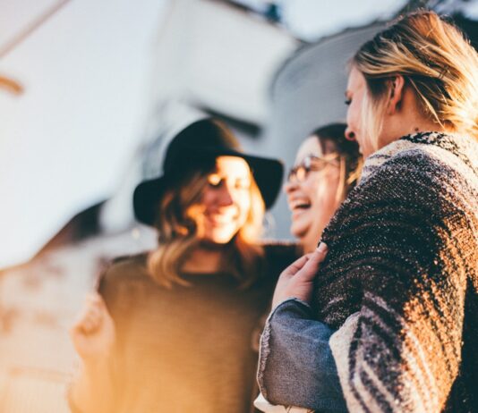 한 총리 “민생을 최우선 가치로, 국정의 모든 역량 집중” people laughing and talking outside during daytime