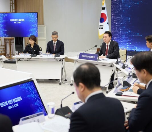 윤 대통령, “앞으로 30년, AI 반도체로 새로운 신화 써 나갈 것”