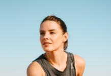 스트레칭으로 스트레스 날려버리기: 몸과 마음을 편안하게 만드는 방법 woman in black tank top and blue denim jeans sitting on brown wooden bench during daytime