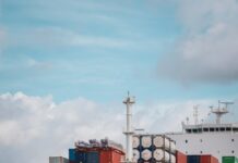 친환경선박 건조비용 최대 30% 지원…지원대상자 모집 blue and red boat during daytime