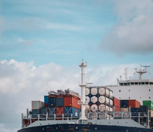 친환경선박 건조비용 최대 30% 지원…지원대상자 모집 blue and red boat during daytime