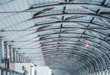 올해 백령공항 건설 설계 착수…서해 5도 28개 사업에 616억 원 투입 people walking inside airport station