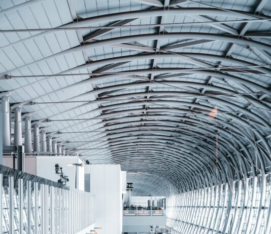 올해 백령공항 건설 설계 착수…서해 5도 28개 사업에 616억 원 투입 people walking inside airport station