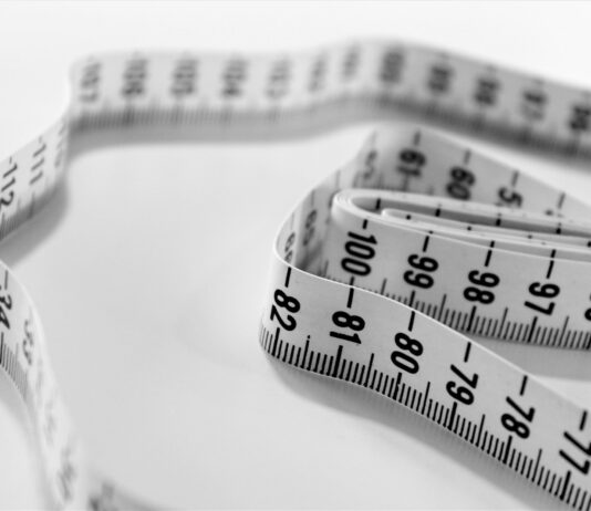 체중 감량을 위한 운동과 식단 조절 selective focus photography of tape measure