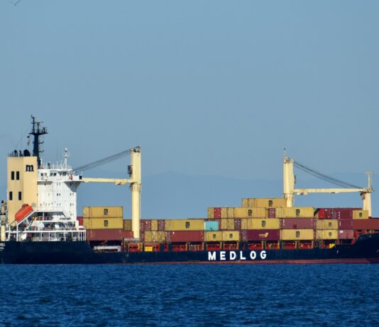정부, 수출입 해상 물류 지원…주요 노선에 선박 7척 투입 cargo ship on sea during daytime