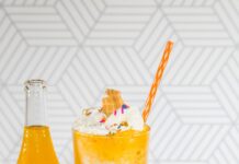 여름철 운동 중 체온 조절법 orange juice in clear drinking glass