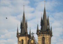 한-체코 하늘길 26년 만에 넓어진다…주7회 증대 a tall building with a clock on the top of it