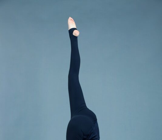 끝나가는 여름철 건강 유지, 실내 운동으로 체력 관리하기 woman in black tank top and black leggings doing yoga