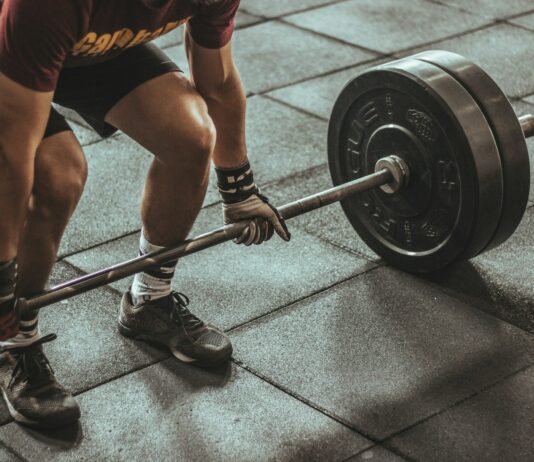 무기력한 몸을 일으키는 운동: 근력 훈련으로 활력을 얻다 person weightlifting painting