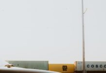 제조업 AI 도입률 40%로 확대…200개 선도 프로젝트 추진 A black sports car parked on the side of the road