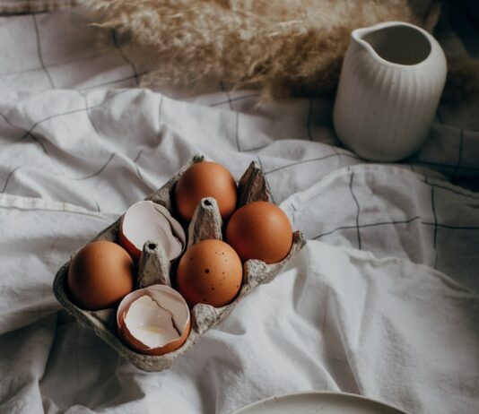 근력 훈련과 영양: 근육 성장에 필요한 필수 식품 brown eggs on white ceramic plate