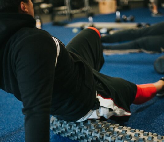 운동 중 부상을 예방하는 방법 person in black pants and white shirt