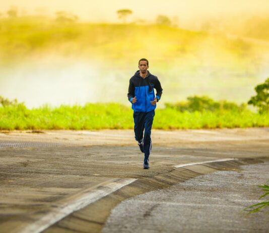 건강한 가을 만들기: 운동으로 체중 조절하고 면역력 강화하기 man in track suit jogging on concrete road