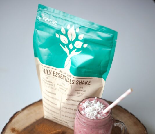 체지방 감량에 도움이 되는 식습관과 운동 조언 pink liquid in clear drinking glass