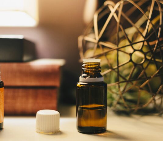 스트레스 완화를 돕는 아로마테라피의 효능 opened amber glass vial bottle