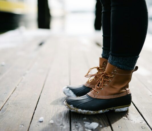 감기에 잘 걸리는 체질, 해결 방법은? person wearing brown-and-black leather duck boots standing on brown wooden dock