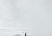 다이어트와 건강을 동시에, 겨울철 운동 루틴 woman standing on top of hill