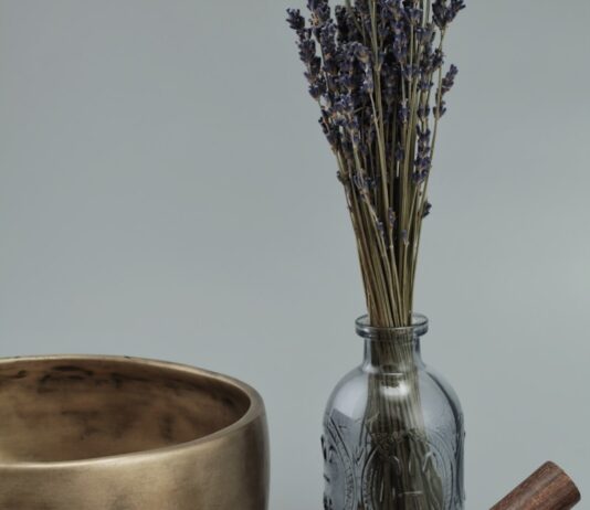 스트레스를 관리하는 명상 팁 brown wooden mortar and pestle