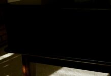 실내 공기 질 관리가 건강에 미치는 영향 a white air conditioner sitting under a table