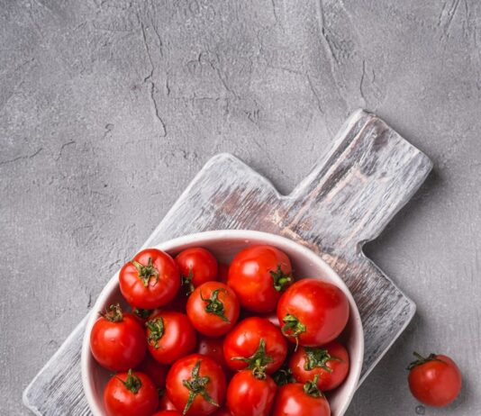 일상에서 간단하게 실천하는 다이어트 a bowl of tomatoes on a cutting board