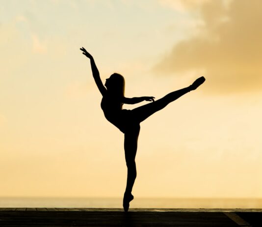 건강한 심장을 위한 운동 silhouette of woman dancing ballet