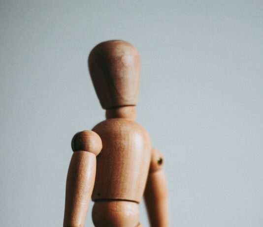 방치하면 큰 병 되는 뻣뻣한 몸 colse-up photo of brown wooden doll