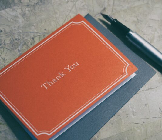 건강한 나를 위한 긍정적 사고법 fountain pen next to red Thank You journal