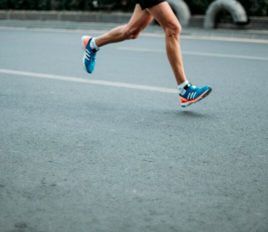 최고의 운동 방법으로 체중 감량하기 pair of blue-and-white Adidas running shoes
