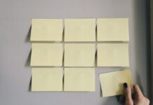 생각을 멈추고 싶은데, 머릿속이 계속 돌아가요. six white sticky notes