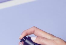 ‘셀프 케어’의 시대…피부가 좋아지는 저녁 루틴 5분 법칙 person holding Curology spray bottle