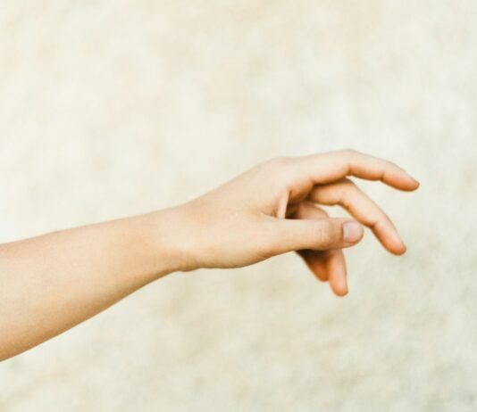 “손끝이 자꾸 저려요”…초여름 ‘말초혈관 수축’의 시작 left human hand