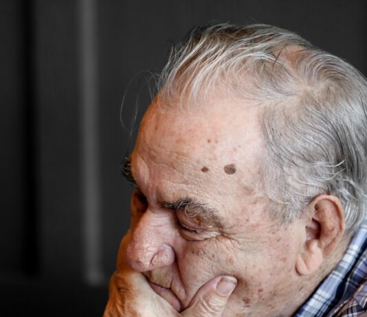 뇌 건강 지키고 치매 예방하는 5가지 생활 습관 man holding chin