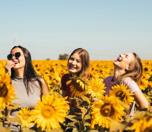 여성 건강관리, 오늘부터 시작하는 작은 실천의 힘 woman in white and black striped shirt standing on yellow sunflower field during daytime