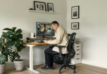 바쁜 직장인, 건강 챙기는 똑똑한 생활습관 5가지 A man sitting at a desk in front of a computer