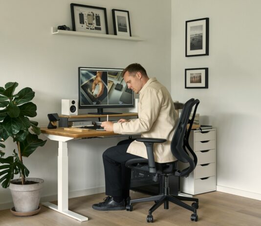 바쁜 직장인, 건강 챙기는 똑똑한 생활습관 5가지 A man sitting at a desk in front of a computer
