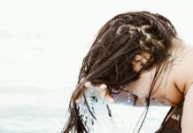 건강한 두피와 모발을 위한 올바른 헤어 관리법 woman in body of water