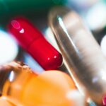 ‘맞춤형 영양시대’, 내 몸에 맞는 영양제·보충제 고르는 법 a close up of a bunch of pills