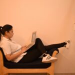 흡연보다 더 위험한 ‘앉아있는 습관’ woman in white dress shirt and black pants sitting on brown wooden chair