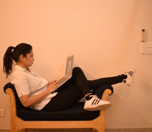 흡연보다 더 위험한 ‘앉아있는 습관’ woman in white dress shirt and black pants sitting on brown wooden chair