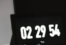 “마음도 운동이 필요하다”… 일상 속 정신건강 지키는 새로운 트렌드 a cell phone sitting on top of a table next to a clock