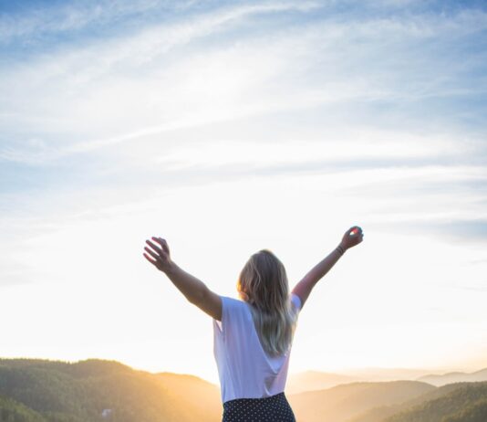 바쁜 일상 속 웰니스, 작지만 큰 변화를 만드는 건강 습관 woman in white shirt and black pants standing on rocky mountain during daytime