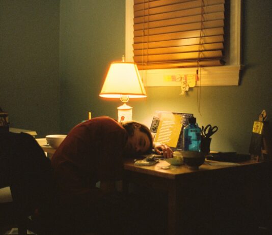 만성피로, 작은 습관 바꾸기로 일상 활력 되찾기 a person sitting at a desk in front of a lamp