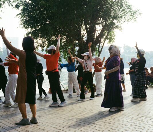 “관절 수명 지키며 근육 늘린다”… 고령층 강타한 ‘저충격(Low-impact) 운동’ People exercising outdoors by a lake
