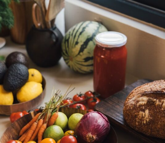 만성피로, 일상 속 실천으로 극복… 최신 건강 트렌드와 실생활 팁 Fresh produce including tomatoes, carrots, and avocados on a counter.