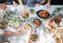 MZ세대 확산 ‘마음챙김 식사’…실생활 속 건강 지키는 작은 변화 people holding clear drinking glasses