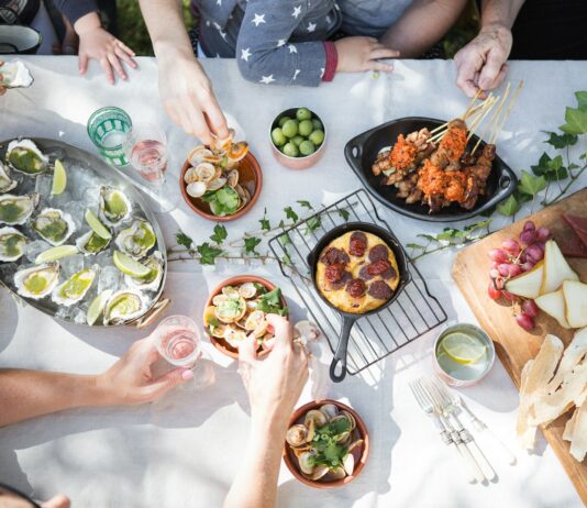 MZ세대 확산 ‘마음챙김 식사’…실생활 속 건강 지키는 작은 변화 people holding clear drinking glasses