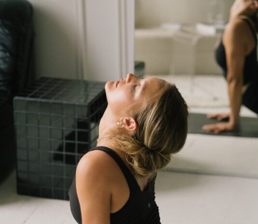 호흡의 기술: 내뱉는 숨에 근육의 빗장을 풀어라 a woman lying on the floor