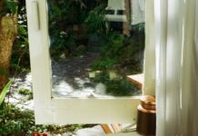 늘어나는 만성피로, 작은 습관 변화로 활력 찾기 Tea set arranged on a wooden tray by the window.