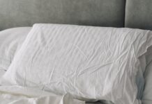 깊고 편안한 잠, 일상 속 ‘수면 루틴’이 열쇠 A rumpled white duvet and pillows on a bed.